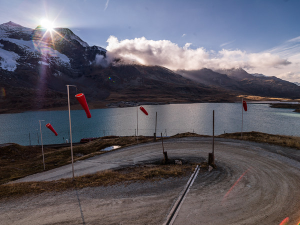Die Rhätische Bahn unterwegs entlang des Lago Bianco auf dem Berninapass.