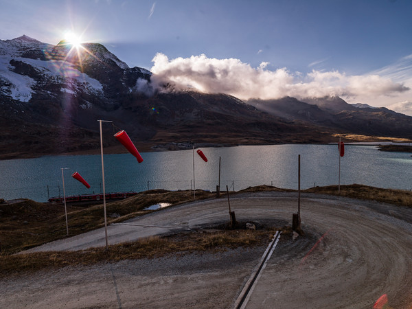 Die Rhätische Bahn unterwegs entlang des Lago Bianco auf dem Berninapass.