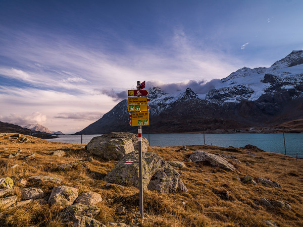Wegweiser beim Lago Bianco auf dem Berninapass.
