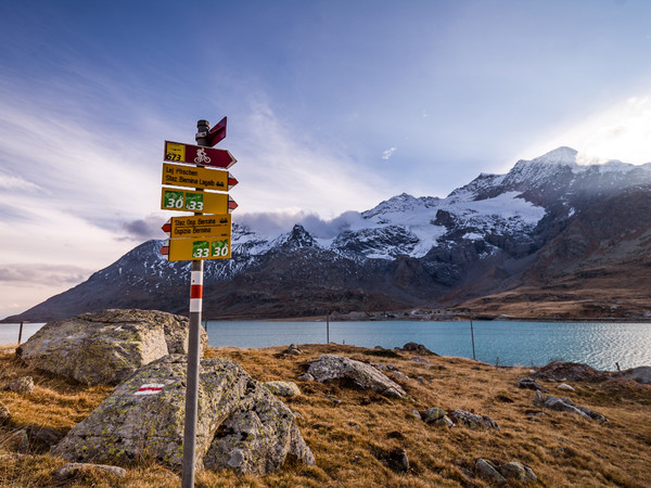 Wegweiser beim Lago Bianco auf dem Berninapass.