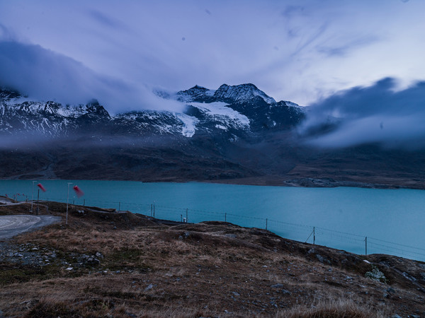 Die Rhätische Bahn unterwegs entlang des Lago Bianco auf dem Berninapass.