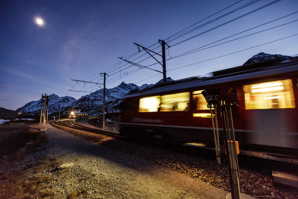 Scenic-Aufnahme der Rhätischen Bahn auf dem Berninapass im Oberengadin.