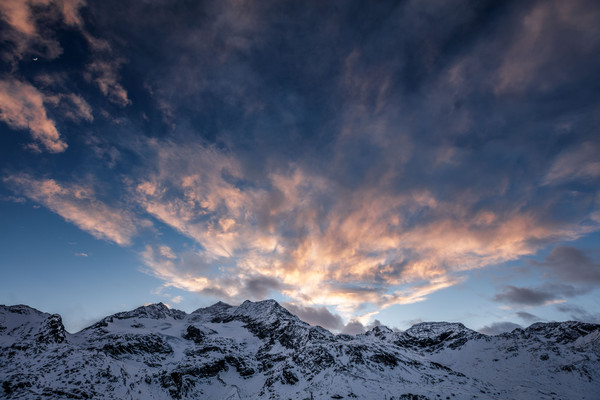 Abendstimmung auf dem Berninapass im Oberengadin. Im Hintergrund die Berge Piz Caral, Piz Cambrena und Piz d'Arlas (v.l.r.).