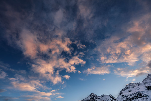 Abendstimmung auf dem Berninapass im Oberengadin. Im Hintergrund die Berge Piz Campasc, Sassal Mason, und der Piz Caral (v.l.r.).