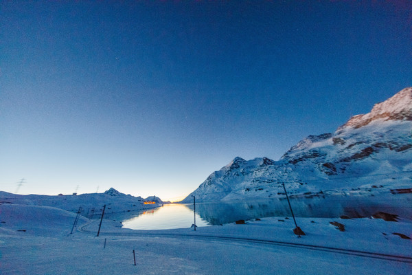 Lichtstimmung am Lago Bianco auf dem Berninapass im Oberengadin.