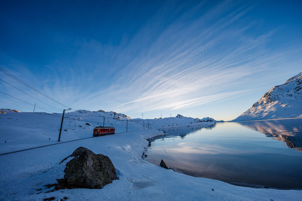 Lichtstimmung am Lago Bianco auf dem Berninapass im Oberengadin.