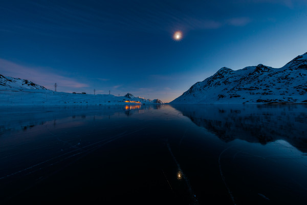 Lichtstimmung am Lago Bianco auf dem Berninapass im Oberengadin.