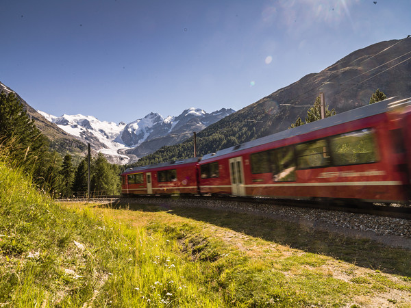 Rhätische Bahn in der Montebello Kurve am Berninapass