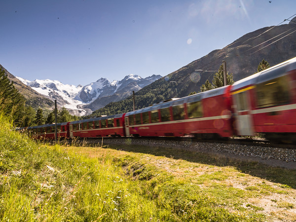 Rhätische Bahn in der Montebello Kurve am Berninapass