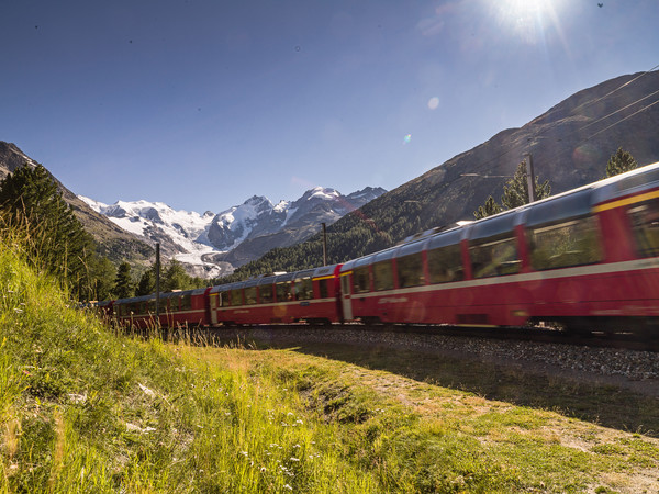 Rhätische Bahn in der Montebello Kurve am Berninapass