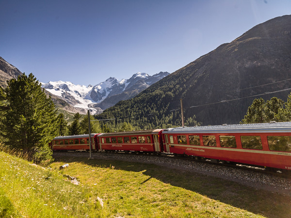 Rhätische Bahn in der Montebello Kurve am Berninapass