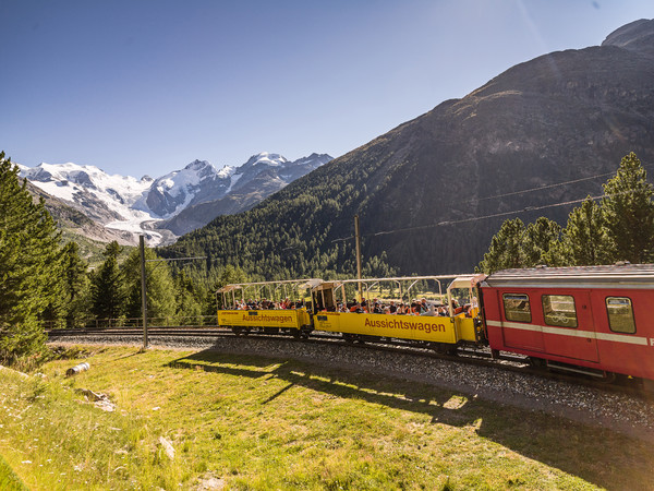 Rhätische Bahn in der Montebello Kurve am Berninapass