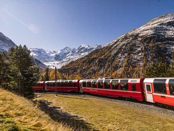 Rhätische Bahn in der Montebello Kurve am Berninapass