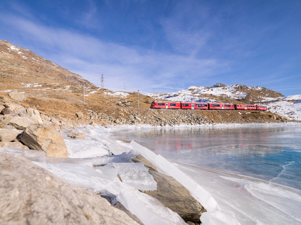 Eisbildung auf dem Lago Bianco, Rhätische Bahn auf dem Bernina Pass