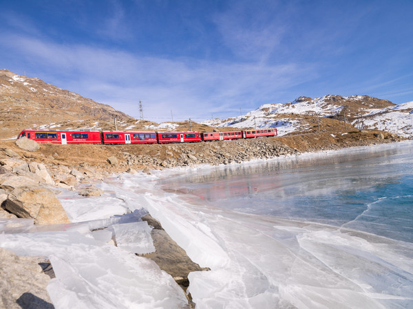 Eisbildung auf dem Lago Bianco, Rhätische Bahn auf dem Bernina Pass
