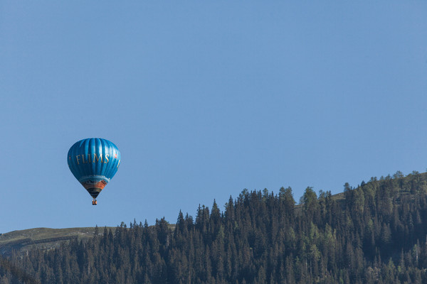 Heissluftballon in der Nähe von Tamins im Churer Rheintal
