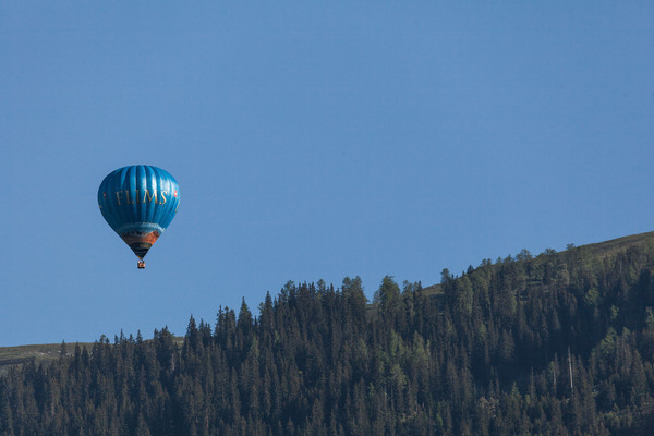 Heissluftballon in der Nähe von Tamins im Churer Rheintal