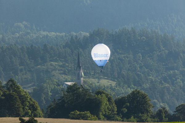Heissluftballon nahe der Kirche von Tamins