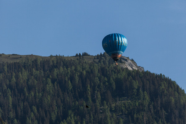 Heissluftballon über dem Lawoitobel oberhalb von Tamins