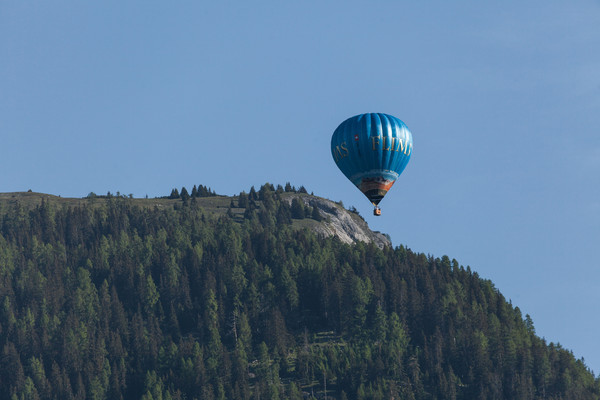 Heissluftballon über dem Lawoitobel oberhalb von Tamins