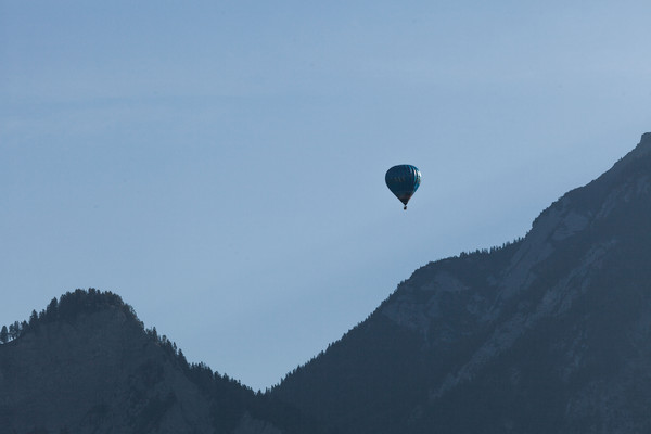 Heissluftballon über dem Kunkelspass oberhalb von Tamins