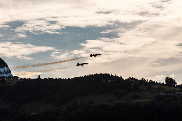 Flugshow der Patrouille Suisse bei Brunnen am Vierwaldstättersee im Kanton Schwyz, Schweiz