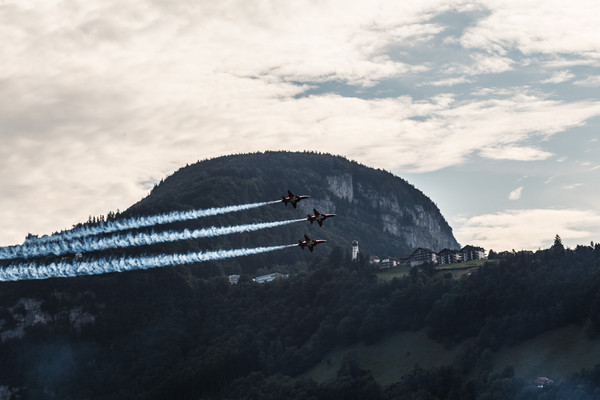 Flugshow der Patrouille Suisse bei Brunnen am Vierwaldstättersee im Kanton Schwyz, Schweiz