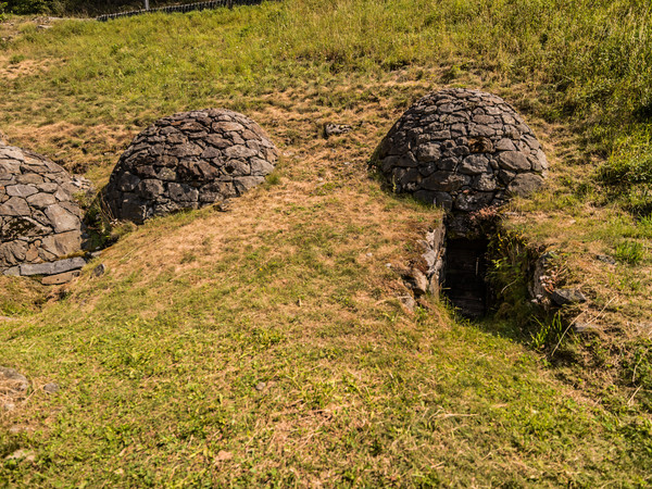Crotti bei Brusio im Puschlav. Diese aus Bruchstein und ohne Mörtel gebauten kleinen Häuschen bleiben auch in heissen Sommern angenehm kühl. Sie diene