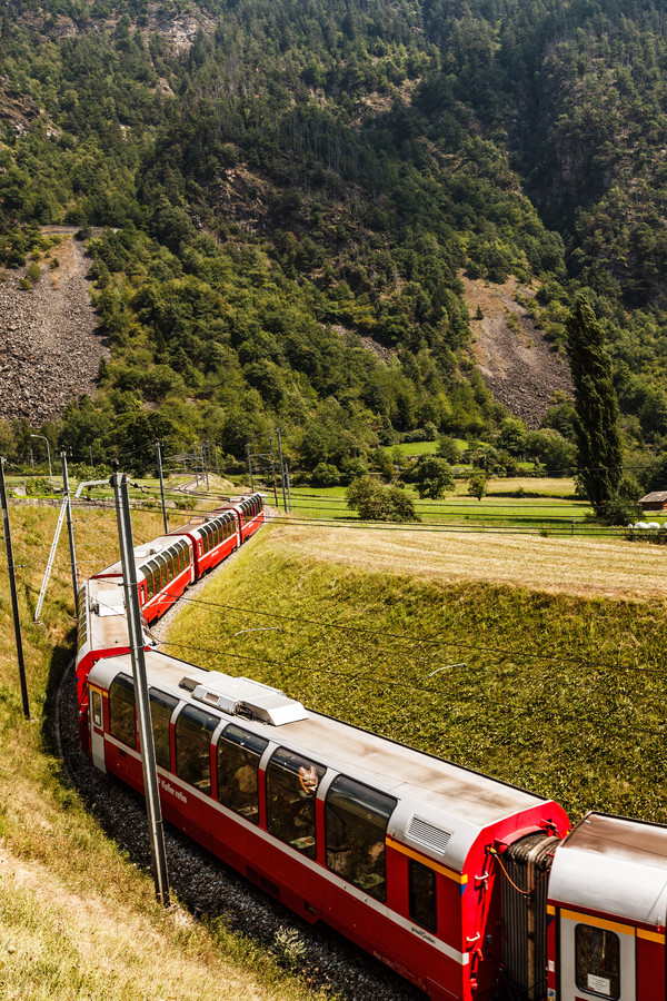 Der Bernina Express bei Brusio im Puschlav.