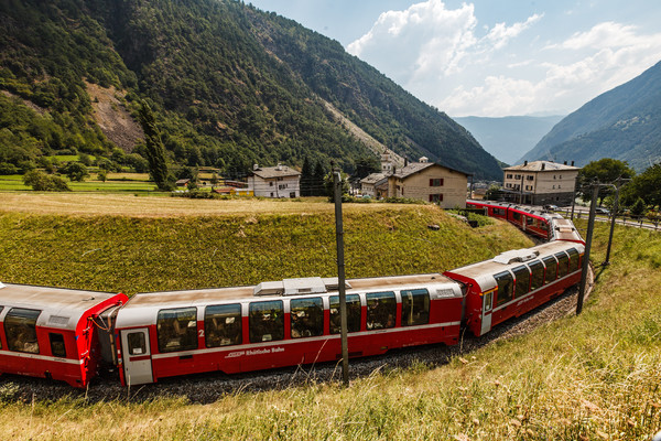 Der Bernina Express bei Brusio im Puschlav.