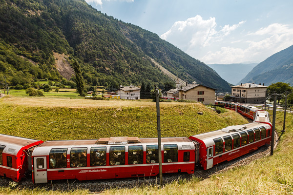 Der Bernina Express bei Brusio im Puschlav.