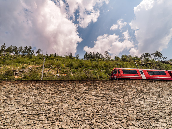 Die Rhätische Bahn unterwegs von Brusio nach Miralago im Puschlav.