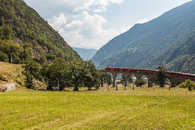 BEX, Bernina Express, Kreisviadukt, Brusio, Puschlav, Graubünden, Schweiz