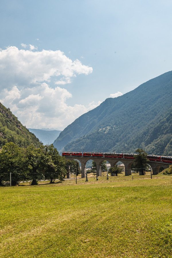 Der Bernina Express auf dem Kreisviadukt bei Brusio im Puschlav.