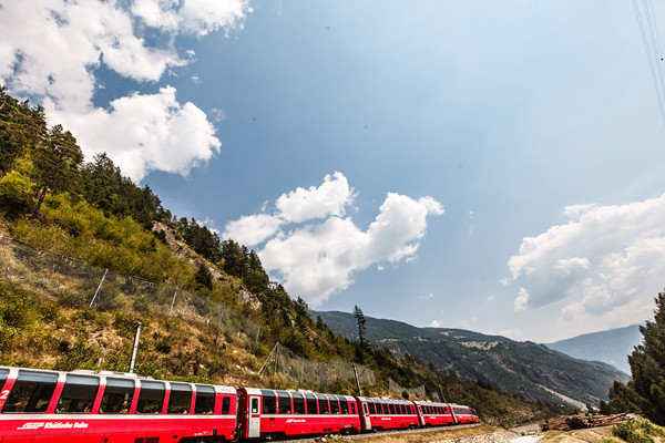 Der Bernina Express zwischen Brusio und Miralago.