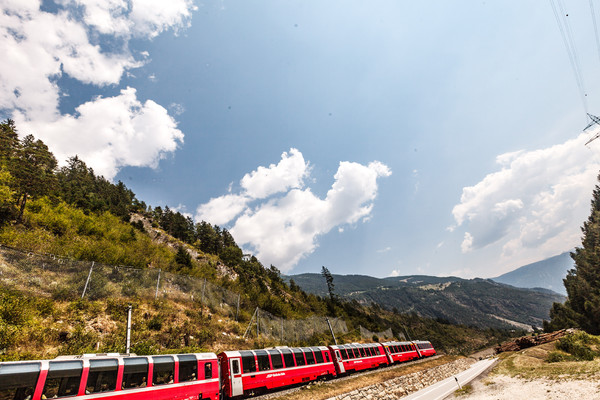 Der Bernina Express zwischen Brusio und Miralago.