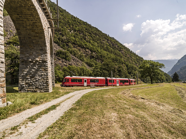 Die Rhätische Bahn beim berühmten Kreisviadukt bei Brusio im Puschlav.