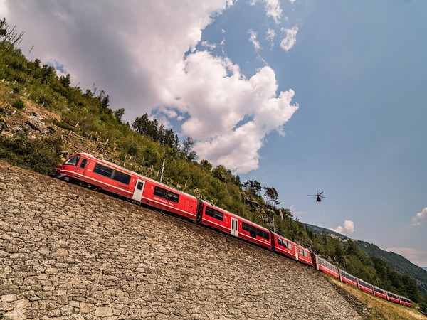 Der Bernina Express unterwegs von Brusio nach Miralago im Puschlav.