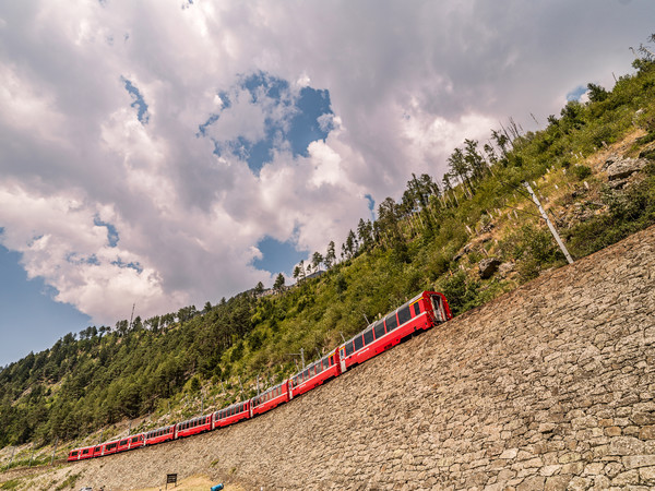 Der Bernina Express unterwegs von Brusio nach Miralago im Puschlav.