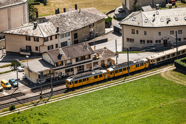 Der Bernina Nostalgie Express der Rhätischen Bahn bei Brusio im Puschlav.