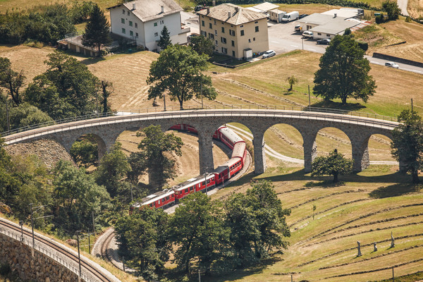 Die Rhätischen Bahn auf dem berühmten Kreisviadukt von Brusio im Puschlav.