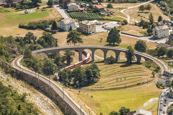 Die Rhätischen Bahn auf dem berühmten Kreisviadukt von Brusio im Puschlav.