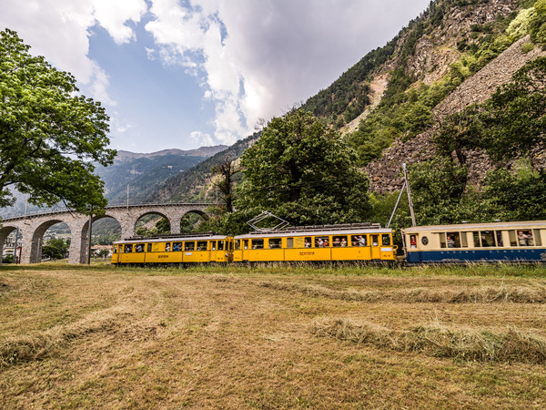 Der Bernina Nostalgie Express der Rhätischen Bahn beim berühmten Kreisviadukt bei Brusio im Puschlav.