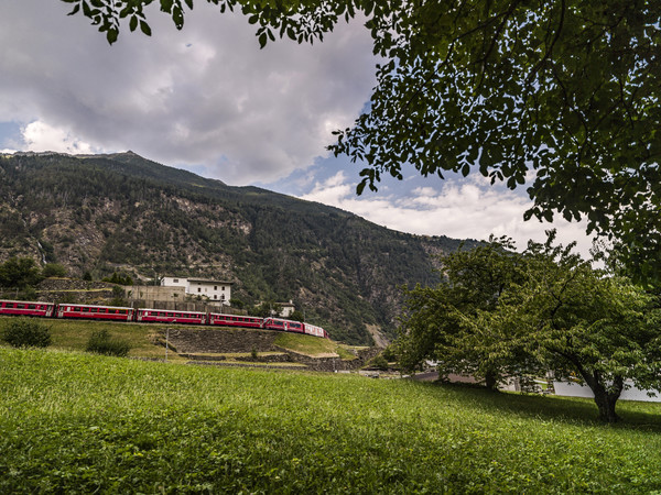 Die Rhätische Bahn bei Brusio im Puschlav.