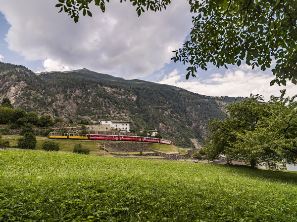 Die Rhätische Bahn bei Brusio im Puschlav.