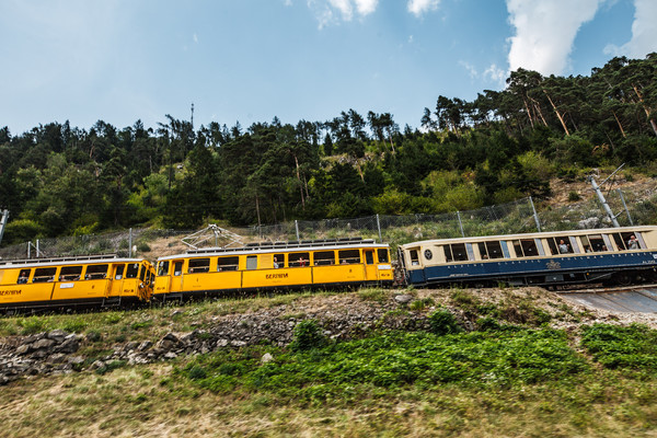 Der Bernina Nostalgie Express der Rhätischen Bahn bei Brusio im Puschlav.