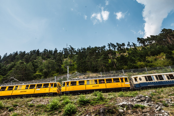 Der Bernina Nostalgie Express der Rhätischen Bahn bei Brusio im Puschlav.