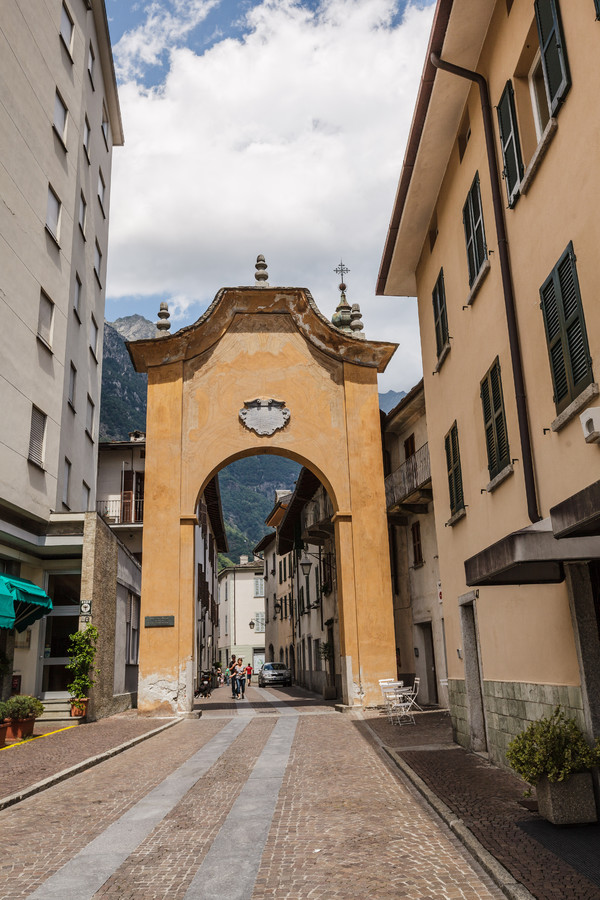 Der torbogen Santa Maria in der Altstadt von Chiavenna