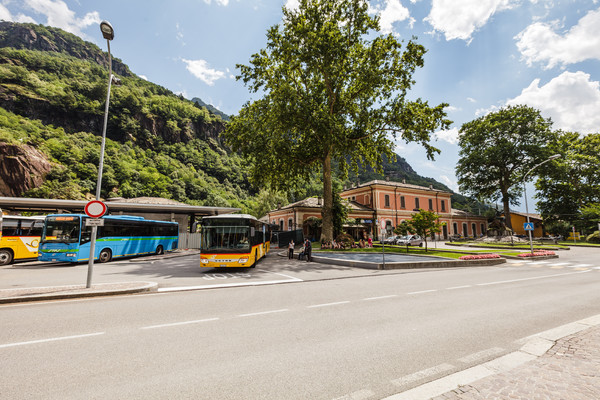 Beim Bahnhof von Chiavenna, Ausgangs- und Endpunkt der Postautolinien von Splügen und St. Moritz nach Chiavenna.