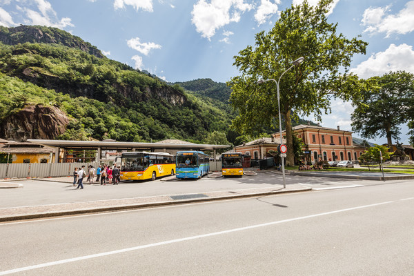 Beim Bahnhof von Chiavenna, Ausgangs- und Endpunkt der Postautolinien von Splügen und St. Moritz nach Chiavenna.